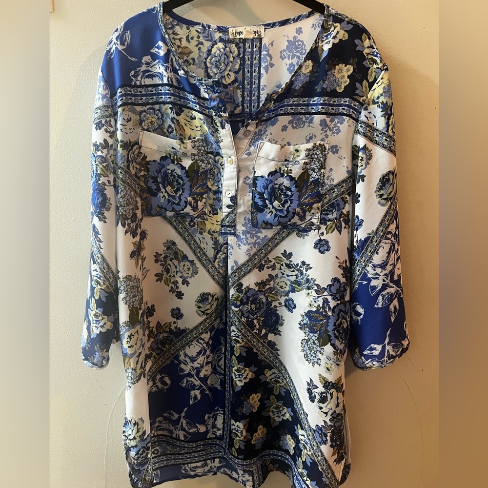 3/4 Length Light Weight Shirt w Pockets and Floral Print